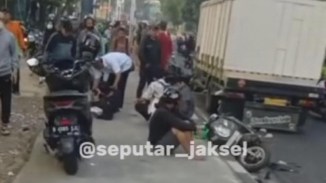 Tujuh Pengendara Motor Lawan Arah Tertabrak Truk Netizen Ingat Konten