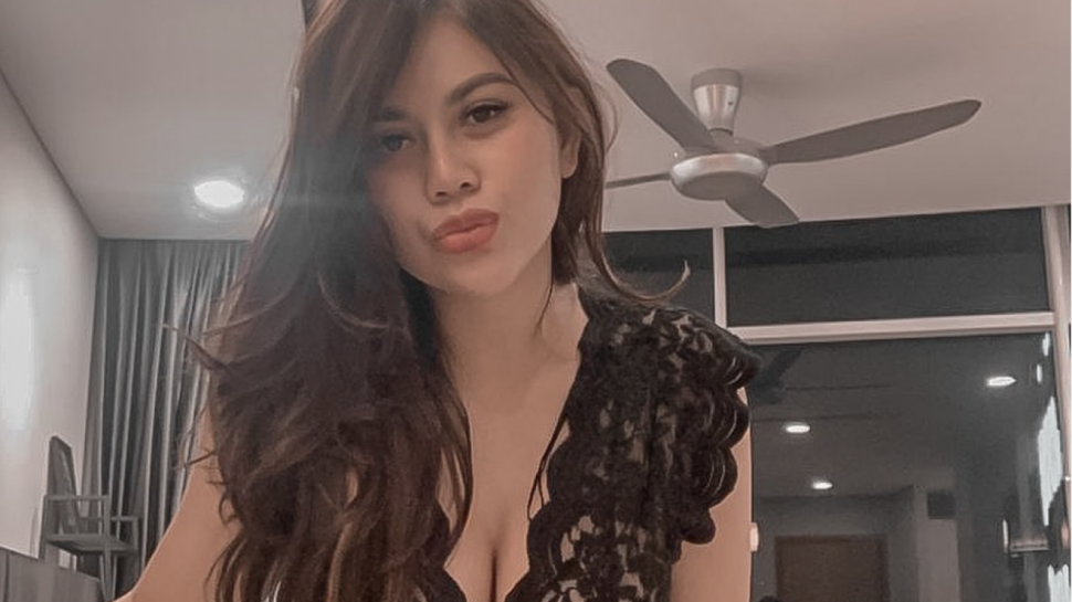 Fakta Rena Dyana Model Seksi Diduga Gadis Kebaya Hijau Yang Topless Di Video Viralnya