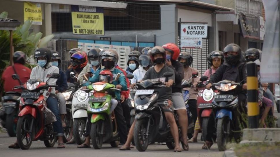 Pengendara Motor Dilarang Pakai Sandal Jepit Simak Aturan Berkendara