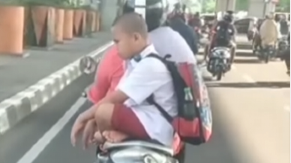 Bocah Santuy Duduk Sila Dibonceng Motor Warganet Gregetan Sama Emaknya