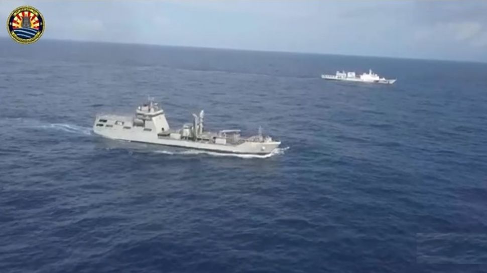 Kapal BBM TNI AL Usir Kapal Monster China Di Laut Natuna Utara