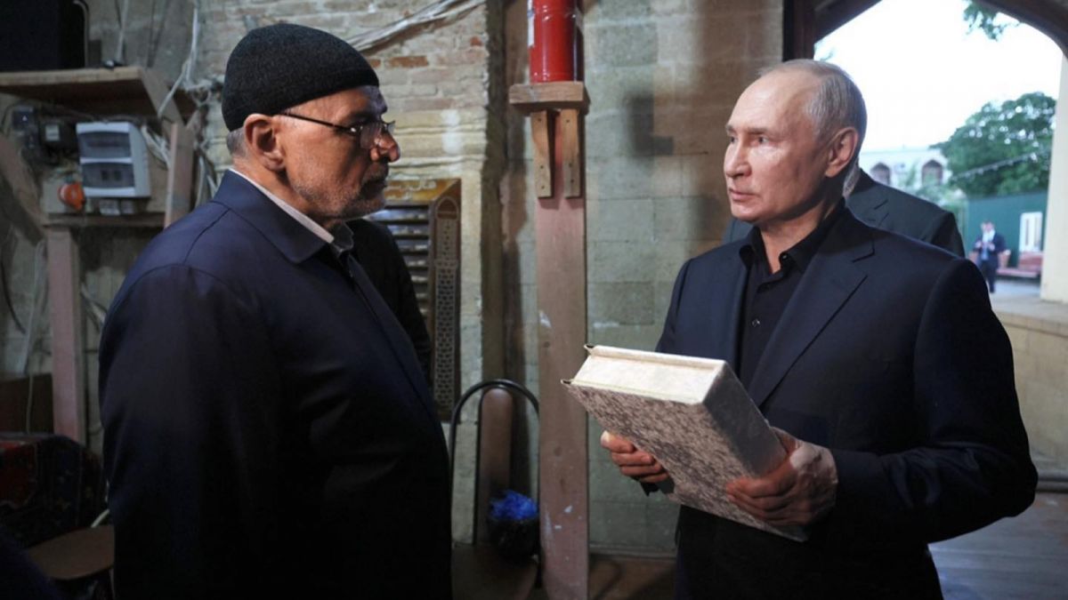 Putin Peluk Alquran Saat Kunjungi Masjid Juma Di Dagestan Tempat