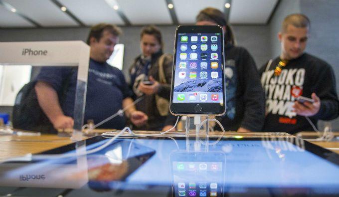 Pembeli iPhone 6 di Berlin, Jerman sedang menjajal iPhone 6 (Reuters/Hannibal)