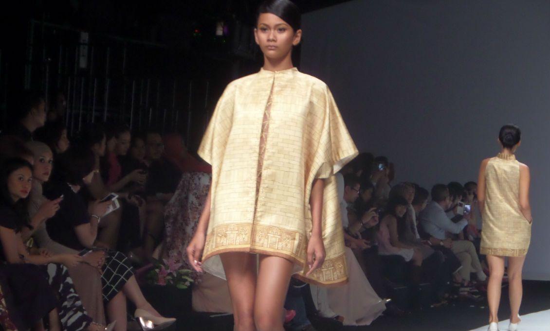 Kolesi rancangan Dini Pratiwi yang dipamerkan di JFW 2015.