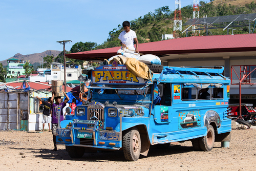 Jeepney, kendaraan angkutan kota dan desa di Filipina (Shutterstock).