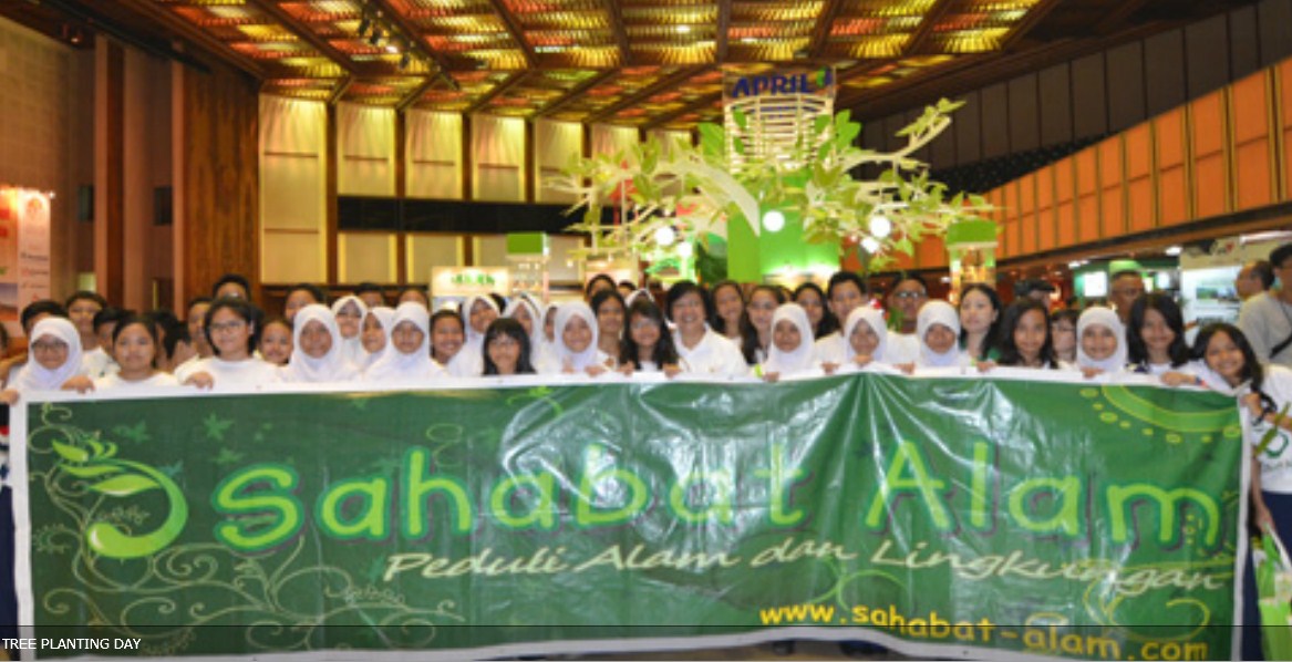 Adeline bersama anak-anak anggota Sahabat Alam (Dok. Sahabat Alam)