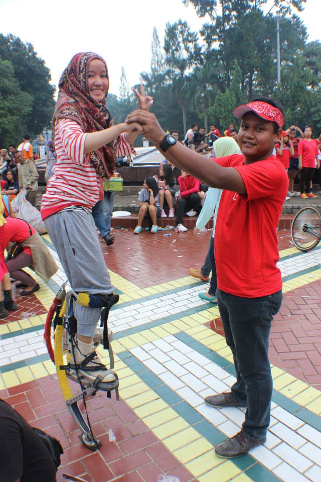 Seorang jumper stilts siap beraksi. (Dok. Komunitas IndoJumpStilts)