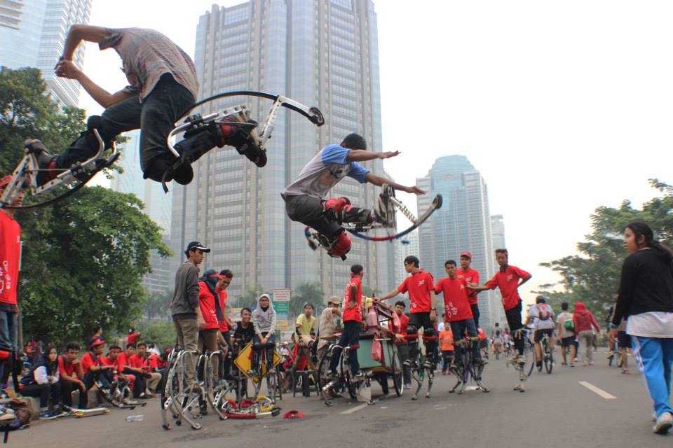 Anggota komunitas IndoJumpStilts (Dok. Komunitas IndoJumpStilts)