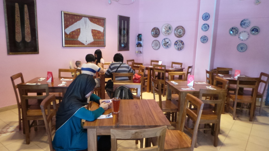 Suasana ruangan Kedai Nyonya Bintuni. (Foto: suara.com/Dinda Rachmawati)