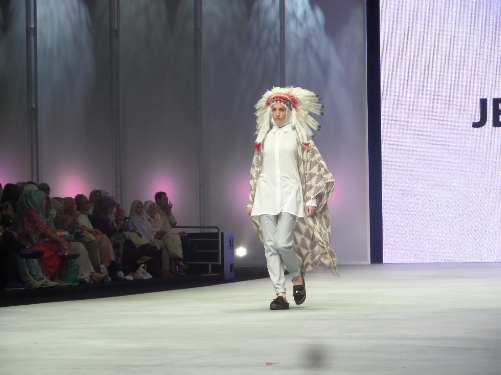 Koleksi terbaru Jenara Nasution bertema Monochromatic Navajo yang ditampilkan di IFW 2015. (Foto: suara.com/Dinda Rachmawati)