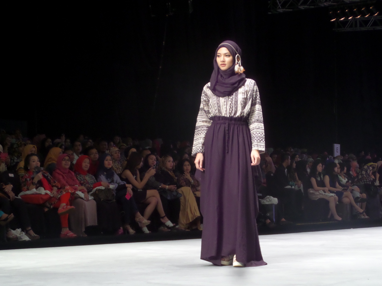 Koleksi terbaru Jenara Nasution bertema Monochromatic Navajo yang ditampilkan di IFW 2015. (Foto: suara.com/Dinda Rachmawati)