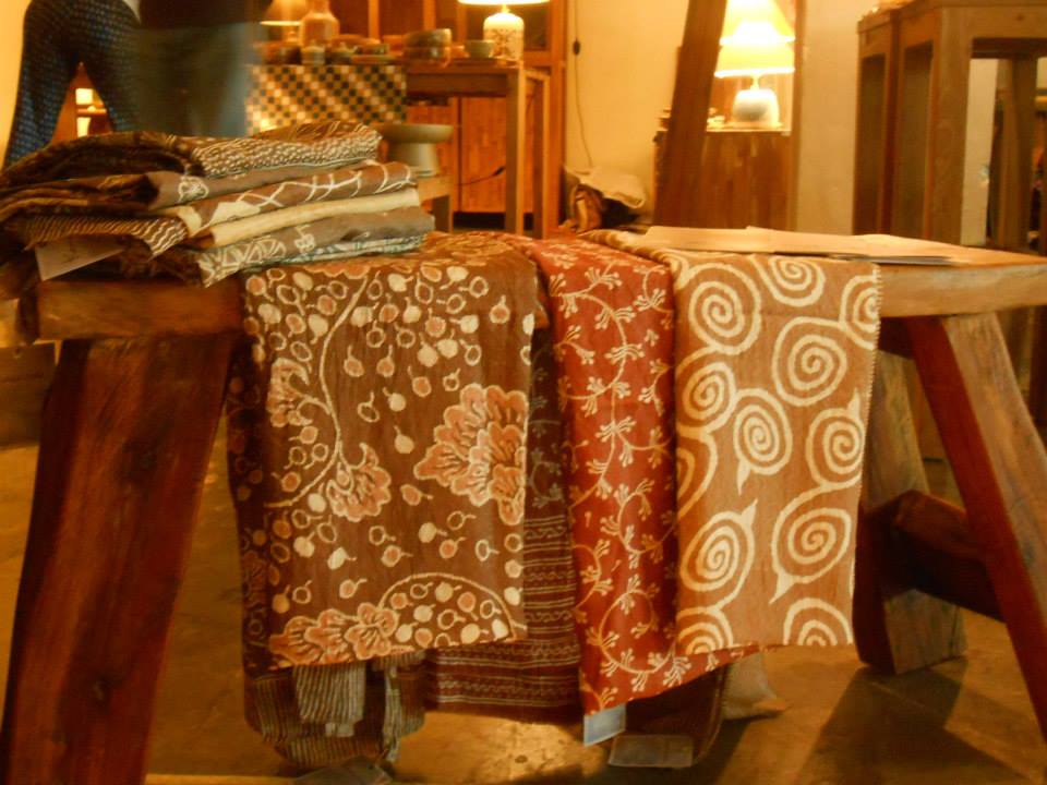 Koleksi batik dengan pewarna alami dari Kanawida. (suara.com)