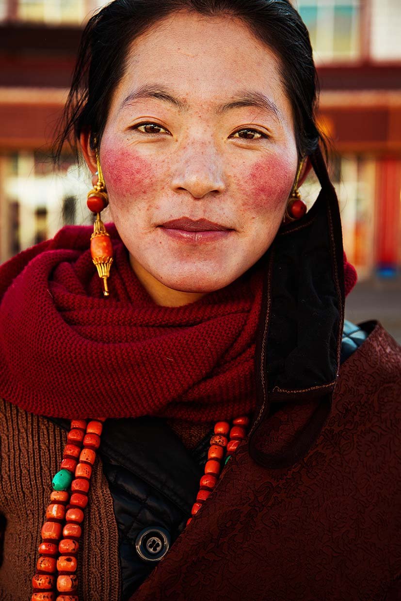 Seorang perempuan di Platou tiibetan, Cina. (Dok. Mihaela Noroc)