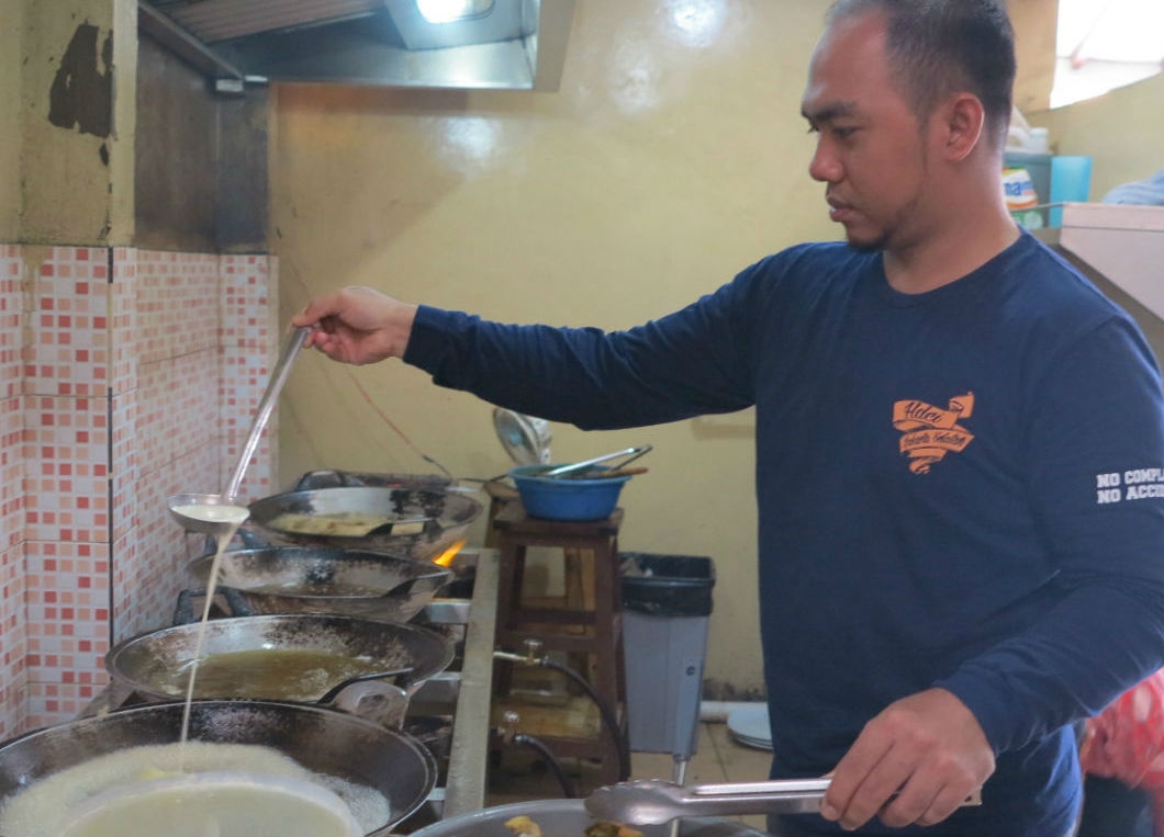 Untuk menjaga kualitas rasa berbagai menu, Fajar selalu terjun langsung dalam pembuatan bumbu. (Foto: suara.com/Ririn Indriani)