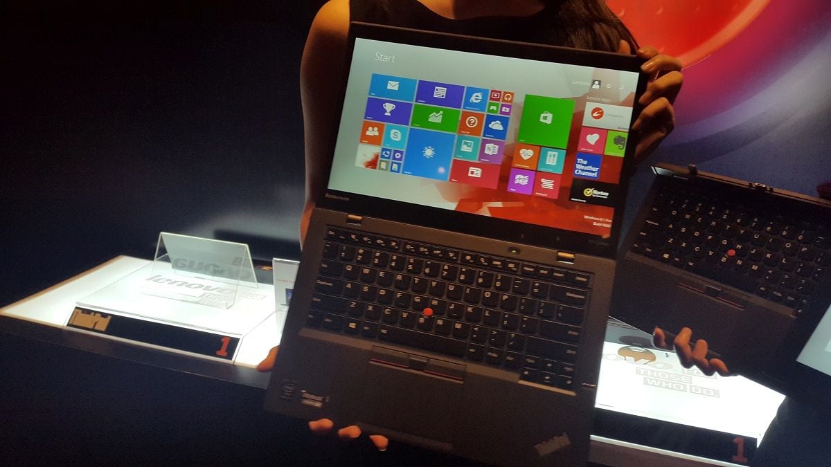 Laptop Lenovo ThinkPad 1X Carbon  ketika dipamerkan di Jakarta, Kamis (19/3) [Suara.com/Deny Yuliansari].