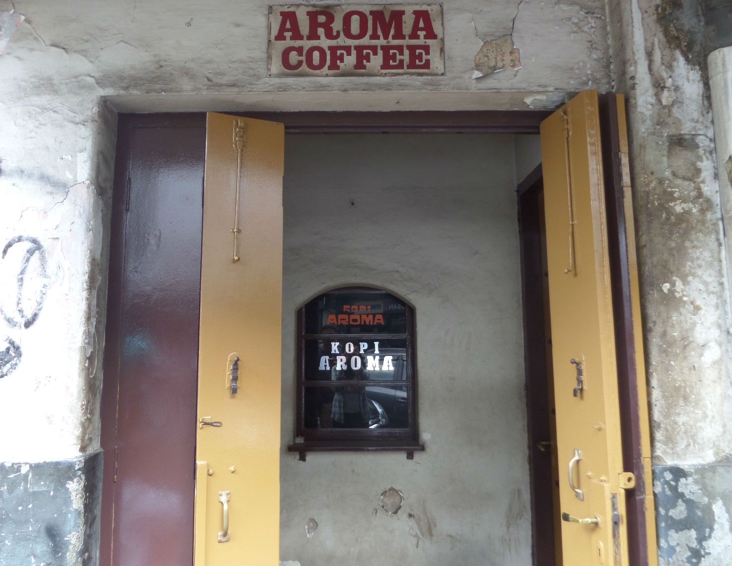 Pintu masuk Toko Kopi Aroma di Jalan Banceuy No. 51, Bandung, Jawa Barat. (Foto: suara.com/Dinda Rachmawati)