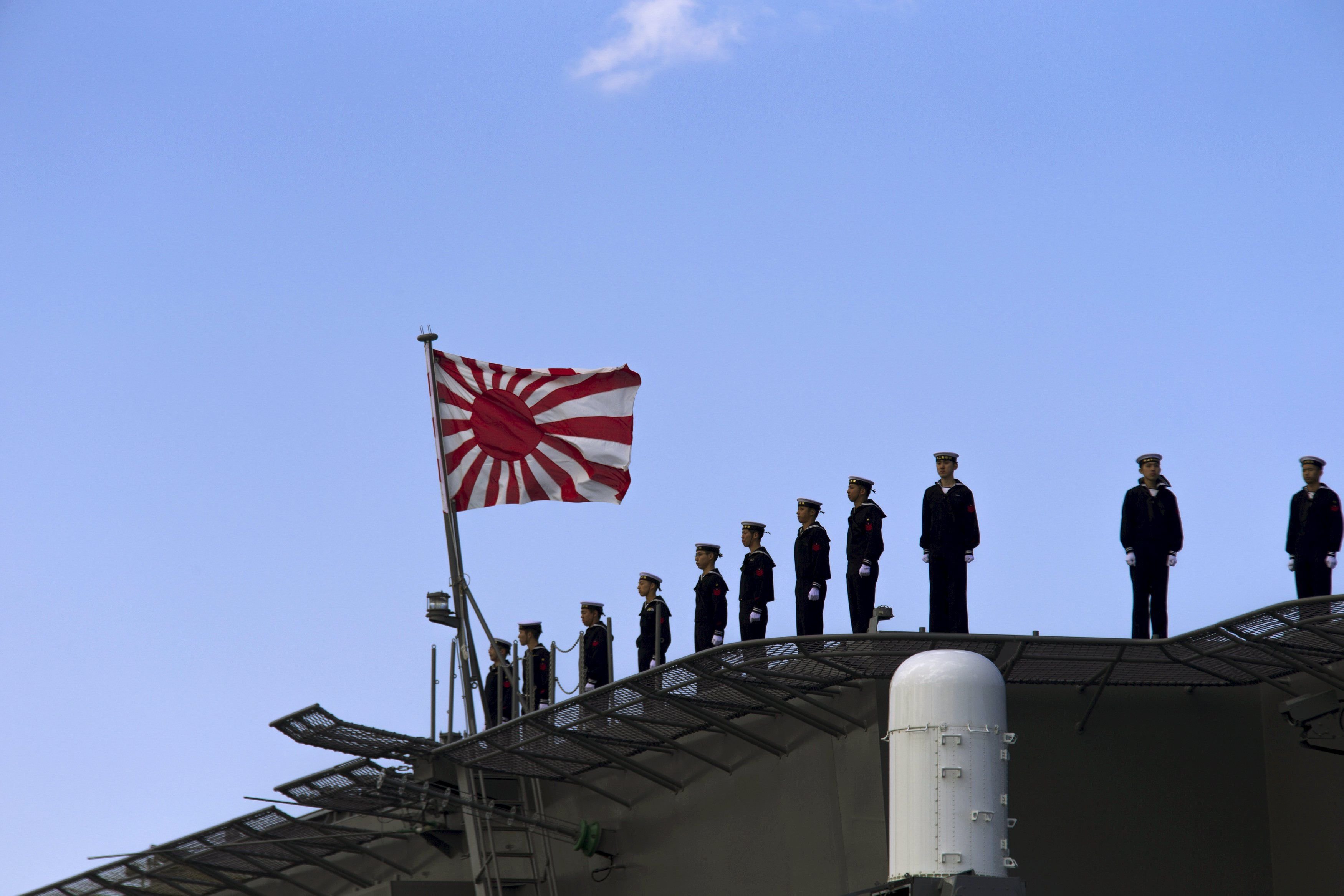 Izumo,kapal pengangkut helikopter militer Jepang di Yokohama. (Reuters/Thomas Peter)