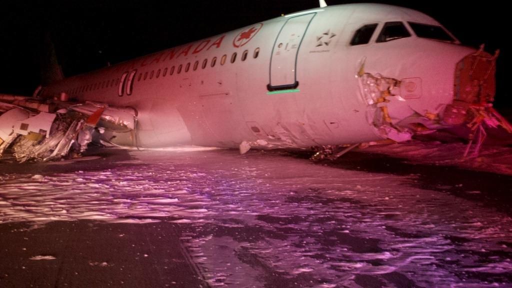 Pesawat Canada Air yang tergelincir di Bandara Halifax, Nova Scotia, (29/3). (Reuters/Transportation Safety Board)