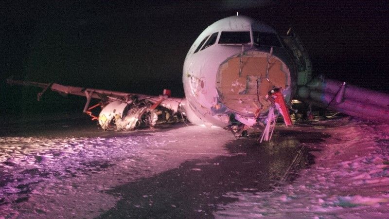 Pesawat Canada Air yang tergelincir di Bandara Halifax, Nova Scotia, (29/3). (Reuters/Transportation Safety Board)