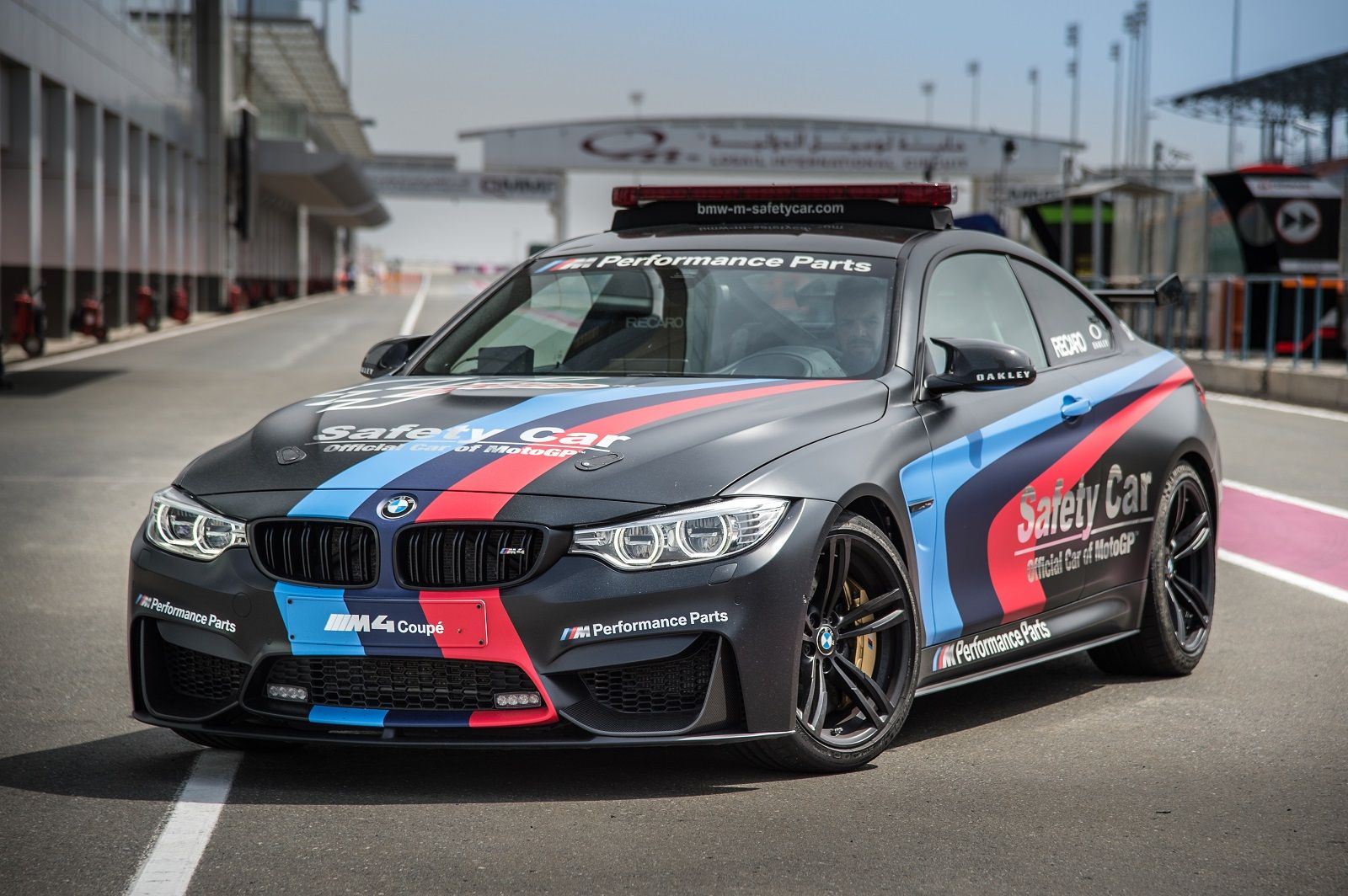 BMW M4, mobil dengan teknologi injeksi air yang berperan sebagai safety car di MotoGP Qatar (BMW Group PressClub Global).