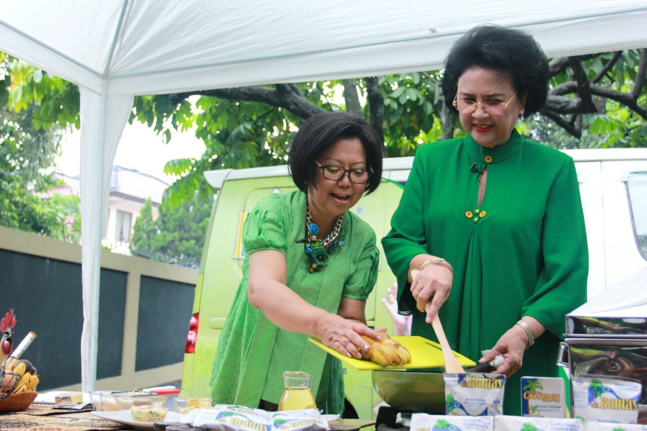 Sisca Soewitomo saat syuting program acara Rahasia Ibu Masak yang ditayangkan oleh sebuah stasiun TV swasta. (Foto: Lana)