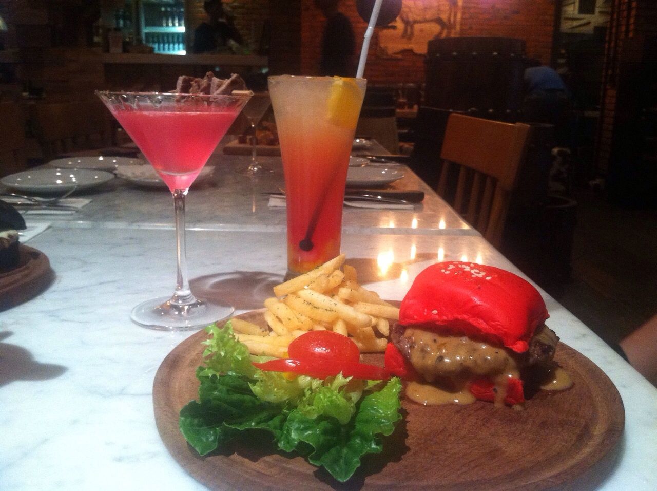 Red devil burger dan aneka mocktail dari Wine & Meat Co. (suara.com/Firsta Nodia)