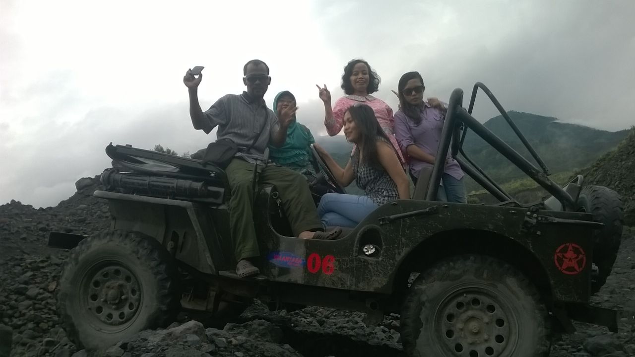 Keceriaan peserta Volcano Tour Gunung Merapi (suara.com/Wita Ayodhyaputri)