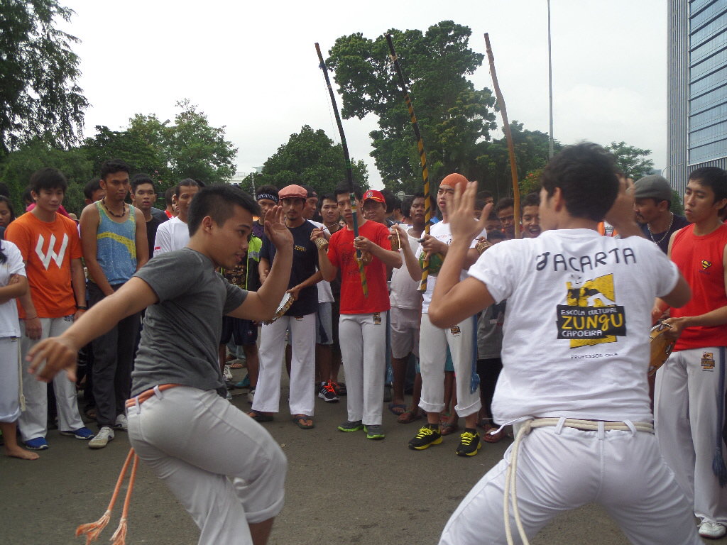 Capoeira sepintas mirip tarian, tapi  bertitik berat pada tendangan. (Foto: Suara.com/Firsta Nodia)