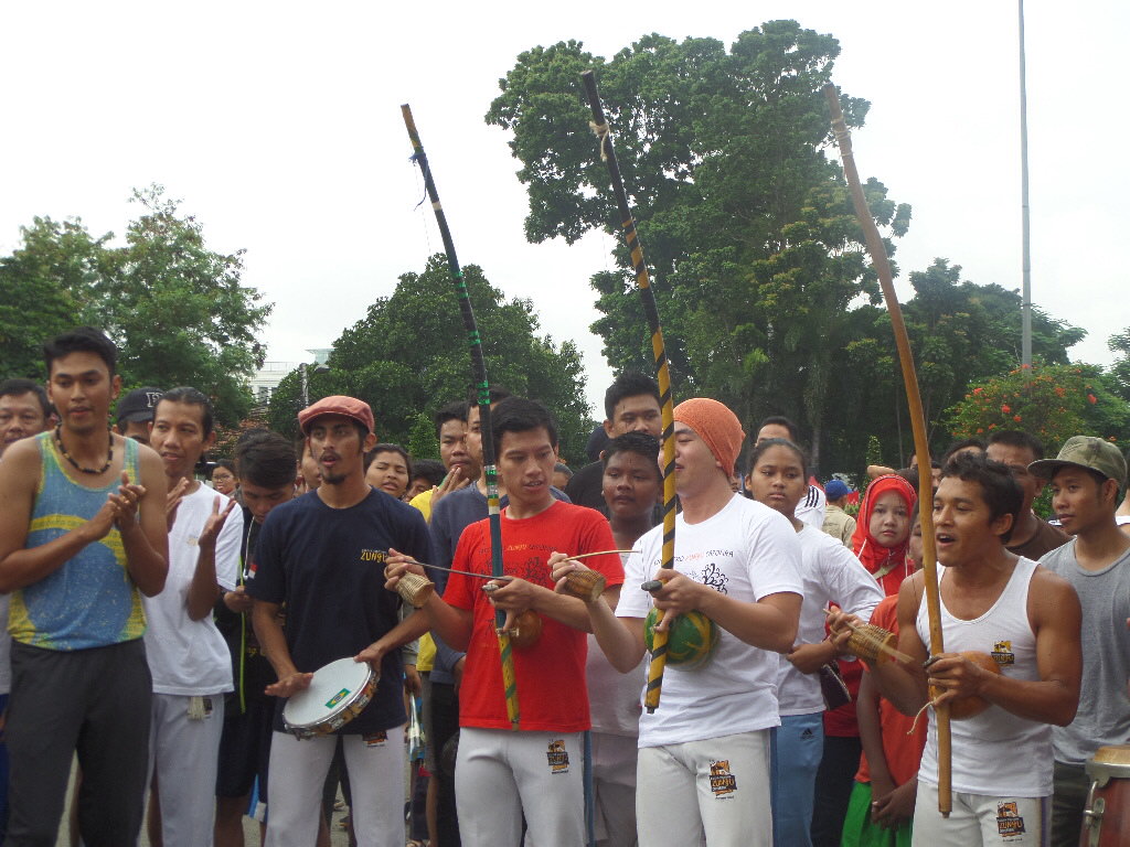 Beberapa alat musik khas Brasil yang digunakan untuk mengiringi seni beladiri Capoeira. (Foto: suara.com/Firsta Nodia)