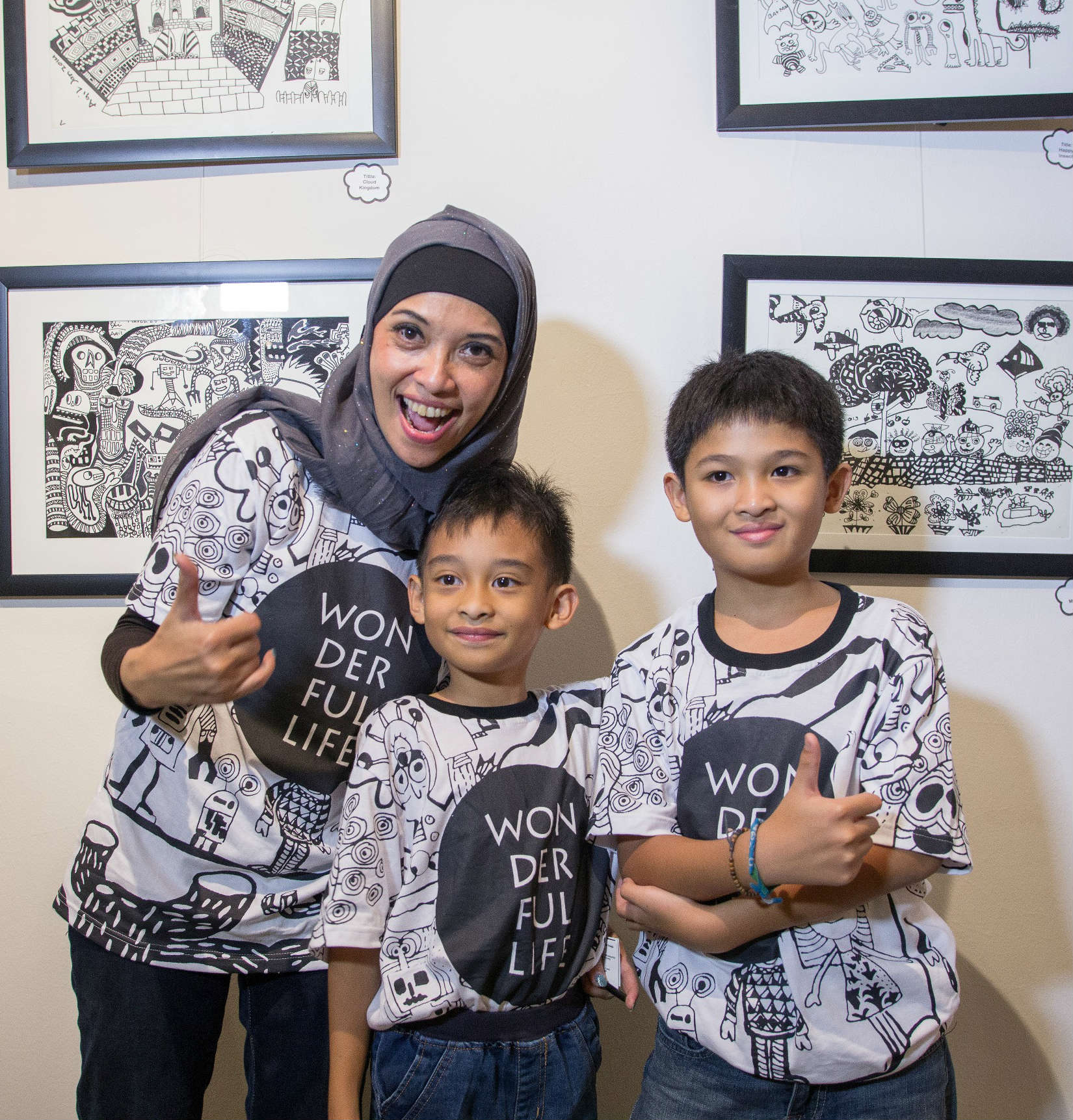 Amalia bersama kedua buah hatinya, Aqil dan Satria. (suara.com)