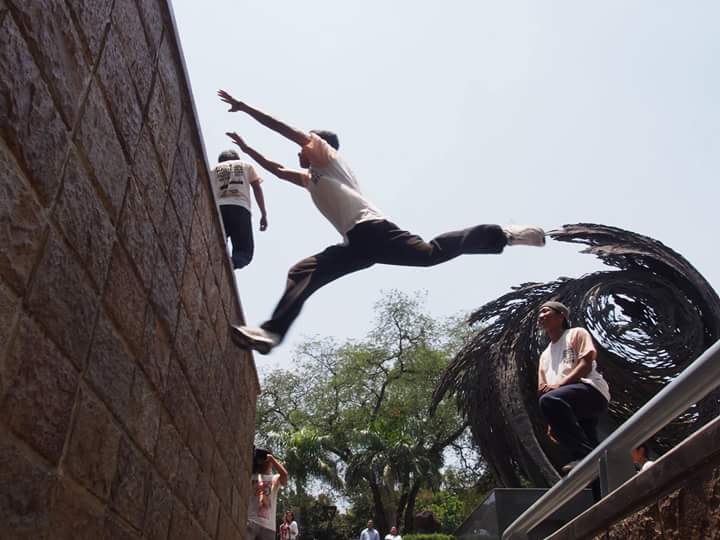 Salah satu aksi anggota Komunitas Parkour Indonesia. (suara.com/Dinda Rahmawati)