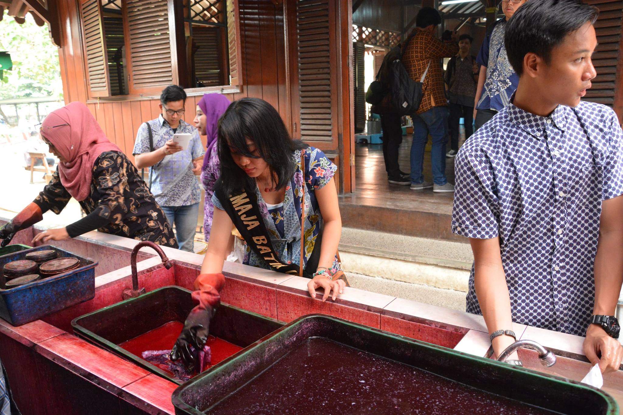 Anggota KBRI sedang mencelup batik karya mereka. (suara.com/Dinda Rachmawati)