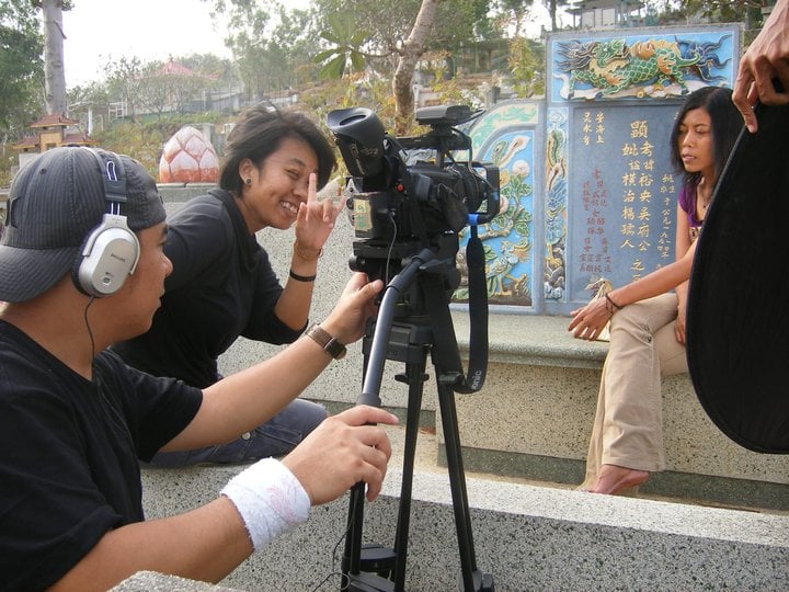 Ucu Agustin saat syuting film 