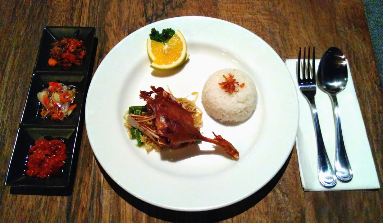 Kaffeine Crispy Duck disajikan dengan tiga jenis sambal pilihan. (suara.com/Firsta Nodia)