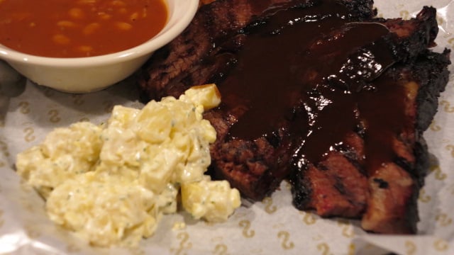 Smoky beef brisket dari Holy Smokes. (suara.com)