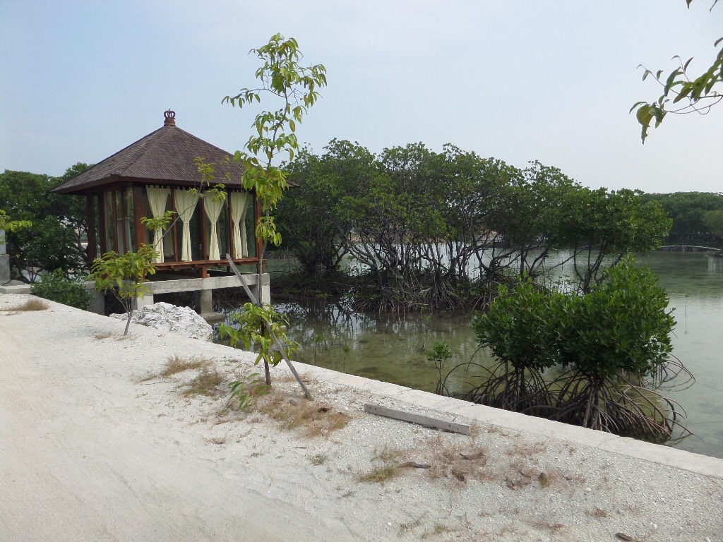 Salah satu tempat peristirahatan di Pulau Tengah. (Foto: suara.com/Dwi Bowo Raharjo)