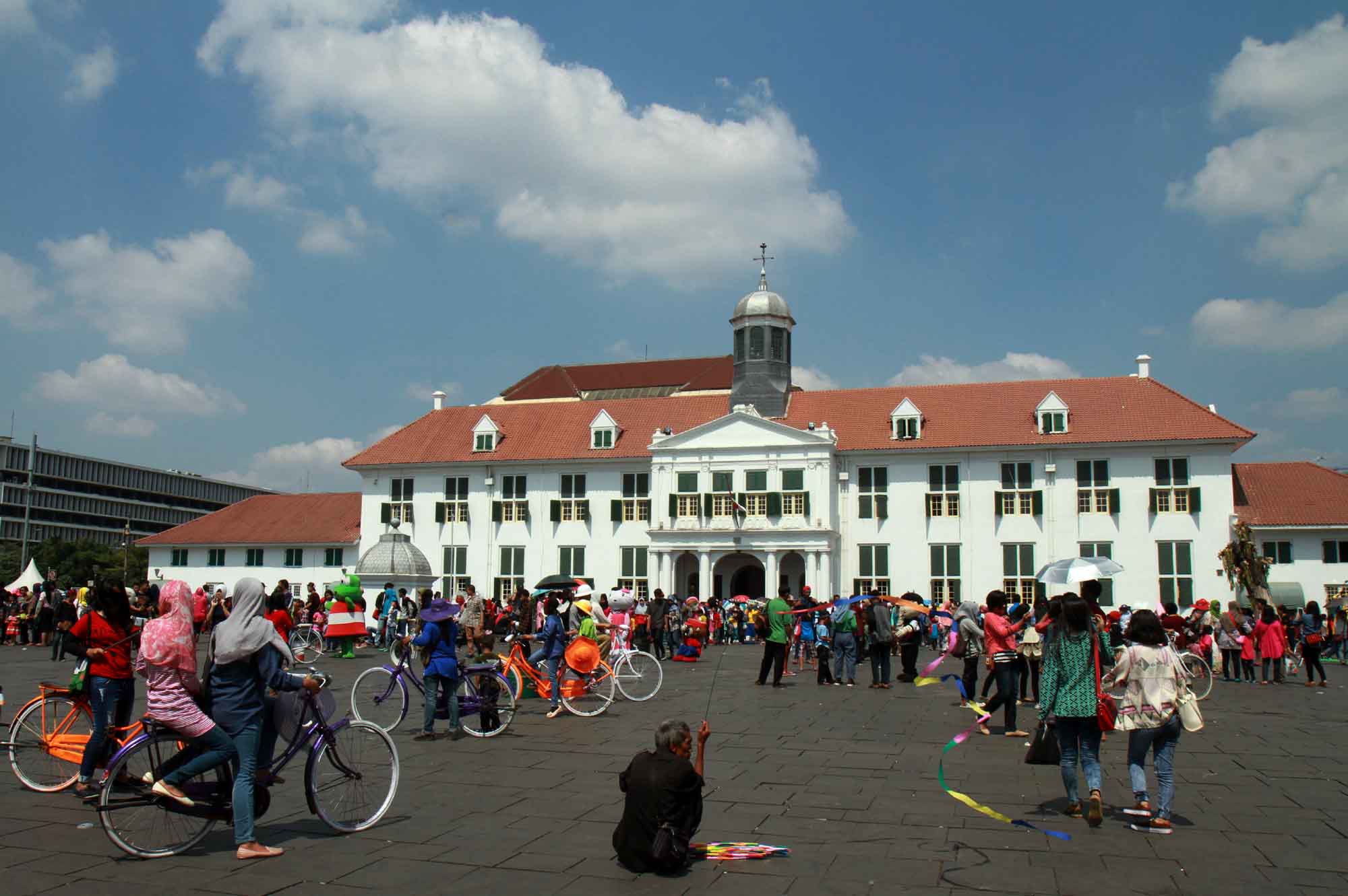 Warga menikmati liburan di Kota Tua Jakarta