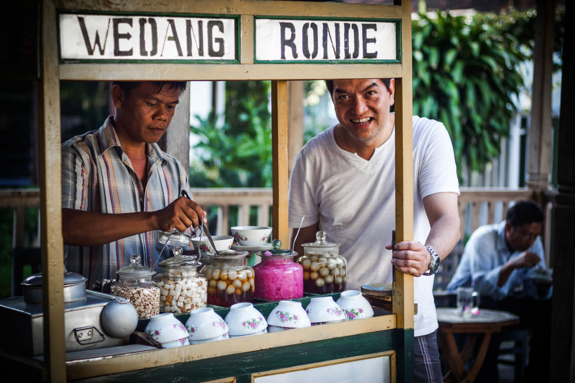 Saat liburan Vindex Tengker paling senang berburu kuliner lokal. (Foto: Dok. Pribadi)