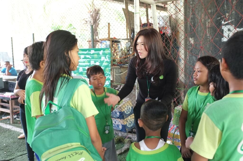 Jenny Tjoa saat membimbing anak-anak BBS. (Dok. Yayasan Belajar Bersama Sjors)