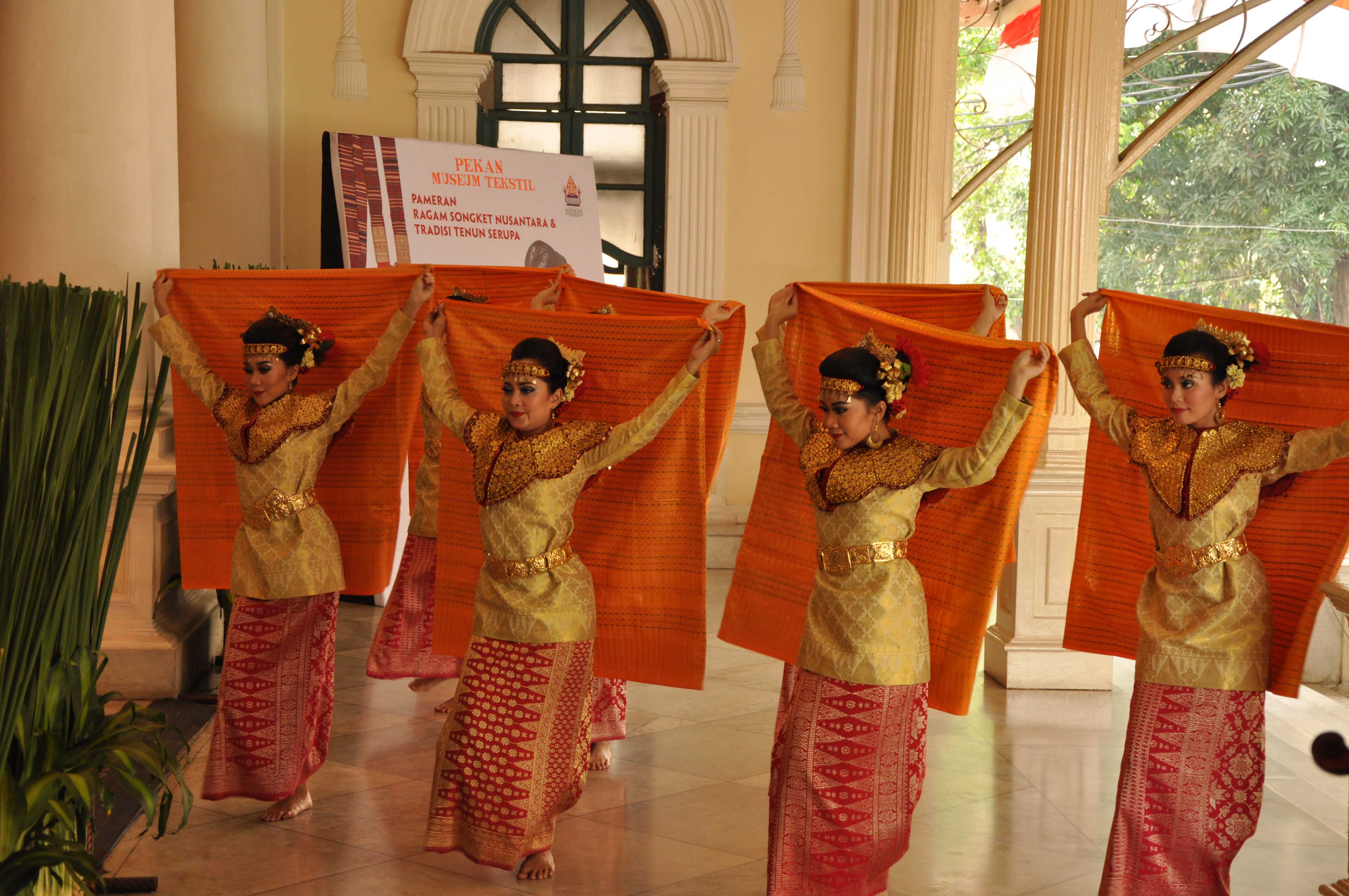 Tari daerah Gending Sriwijaya dan Tari Melayu ikut memeriahkan acara pembukaan pameran songket di Museum Tekstil Jakarta, Rabu (19/8/2015)