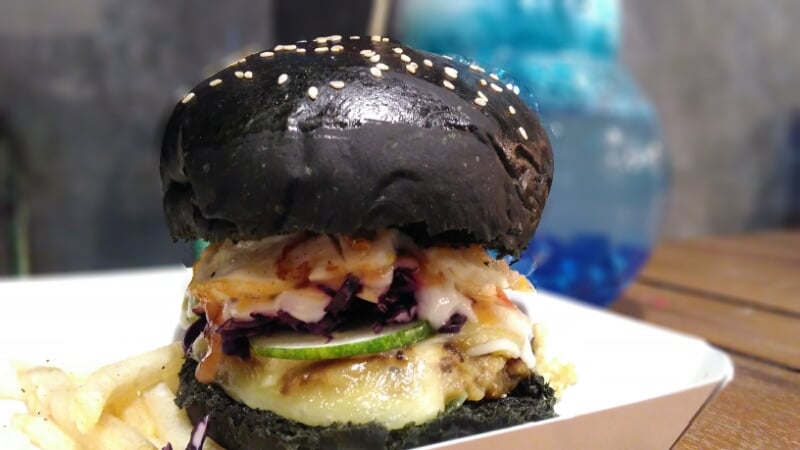 Burger hitam dari Black Jack. (suara.com/Firsta Nodia)