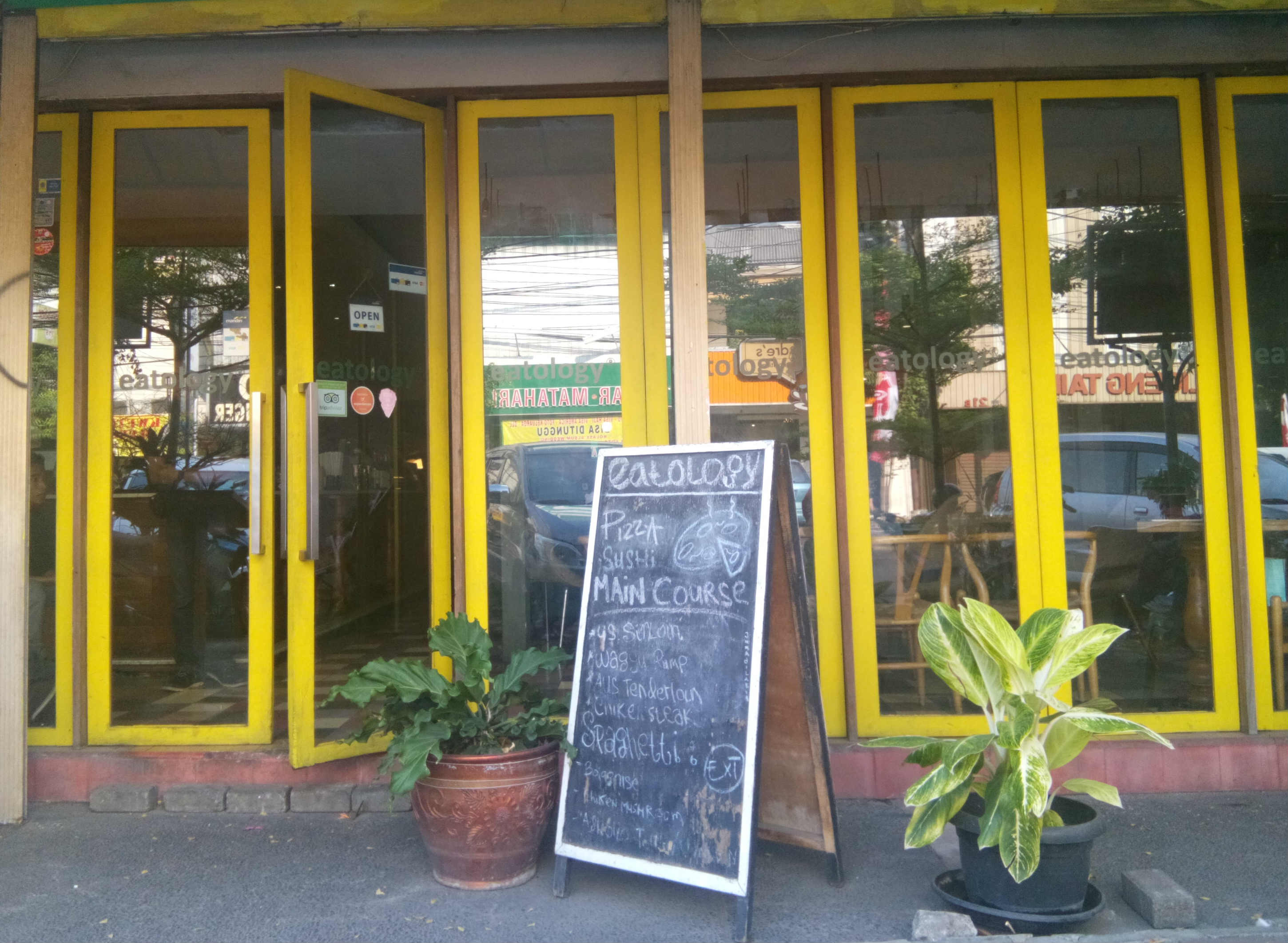 Pintu kuning Eatology begitu mengundang. (suara.com/Dinda Rachmawati)