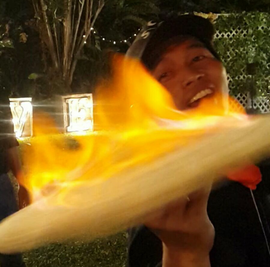 Aksi akrobatik dengan menggunakan adonan pizza. (Dok. Komunitas Indonesia Pizza Spinning)
