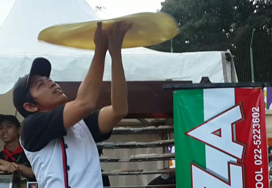 Aksi salah seorang anggota komunitas. (Dok. Komunitas Indonesia Pizza Spinning)