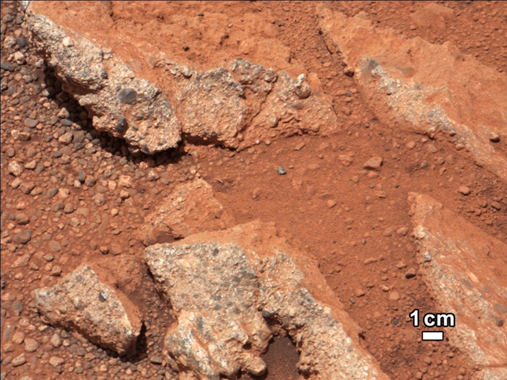 Kerikil-kerikil berukuran kecil tampak bercampur dengan material putih. Ini mirip dengan batuan konglomerat sedimen yang terbentuk oleh air dan terdiri atas batu-batu berukuran lebih kecil yang bersatu. (Reuters/NASA)