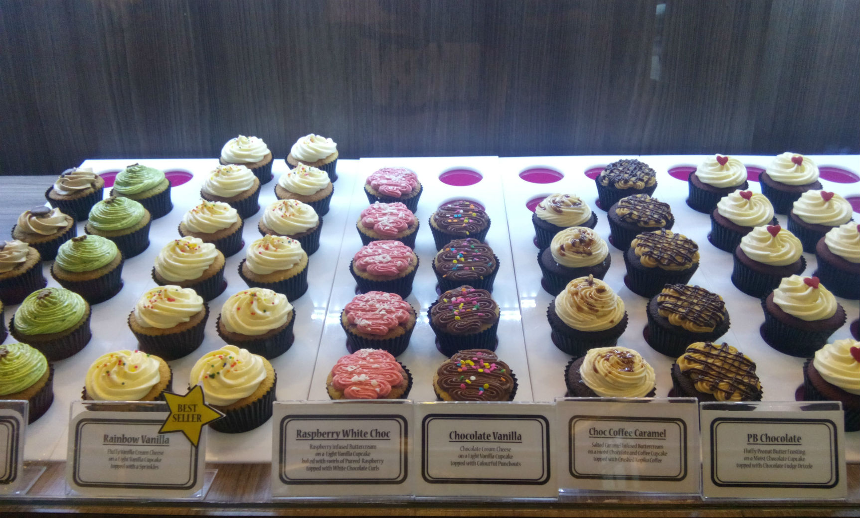 Beragam pilihan cupcakes yang ditawarkan Twelve Cupcakes di Street Gallery PIM Jakarta. (Foto: suara.com/Dinda Rachmawati)