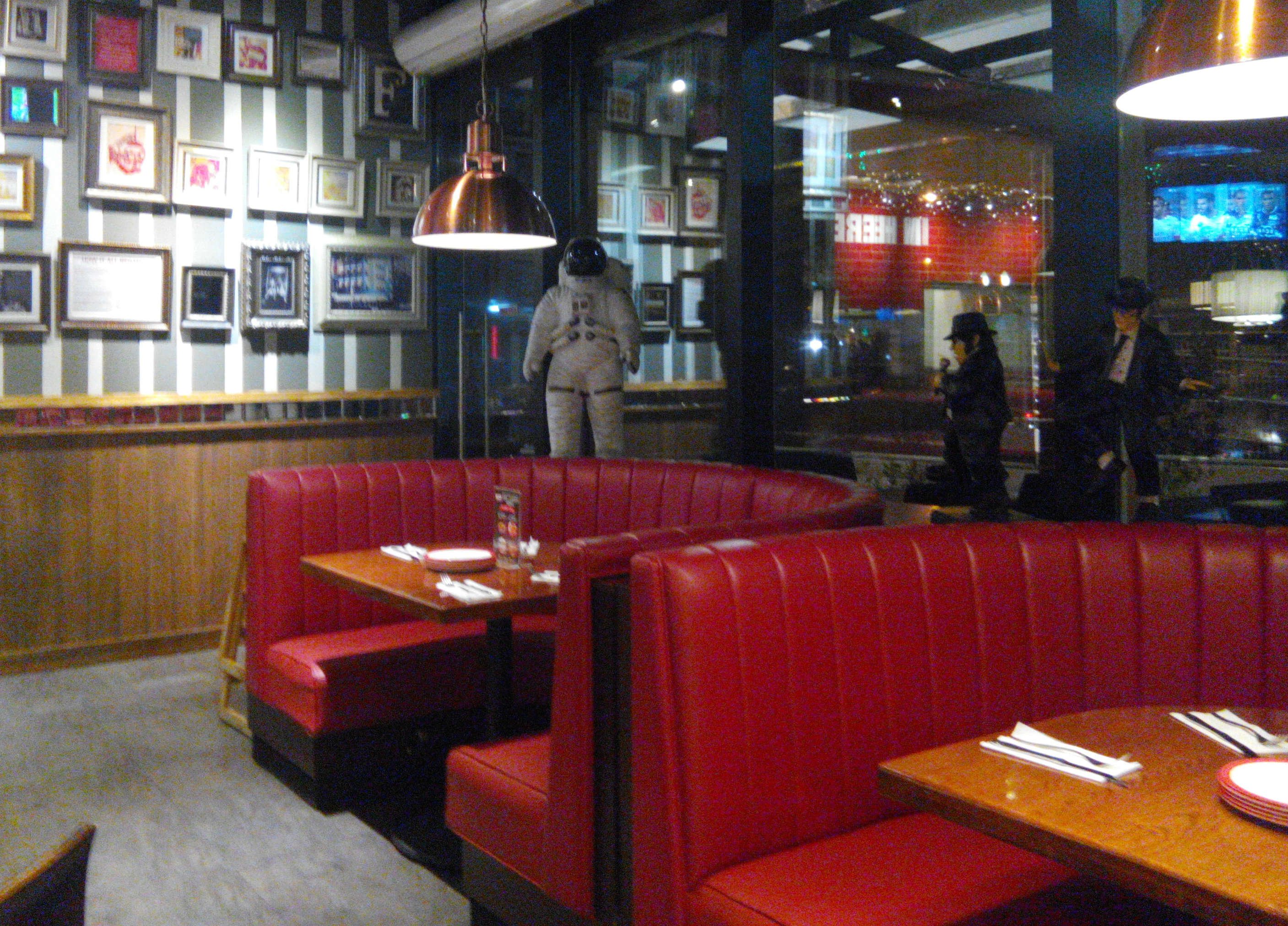 Interior TGI Fridays. (suara.com/Dinda Rachmawati)