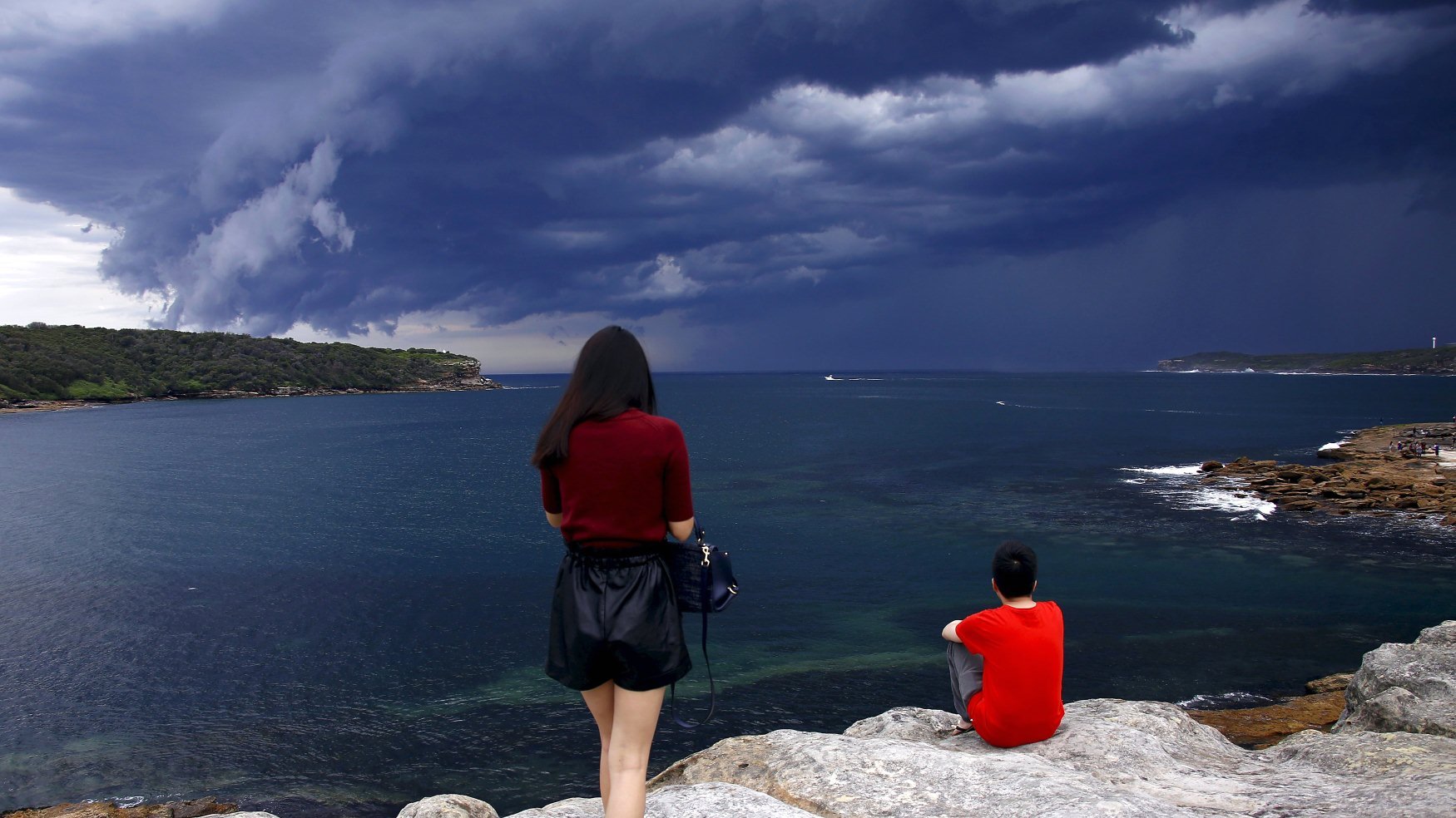 Tsunami awan jadi pemandangan turis.