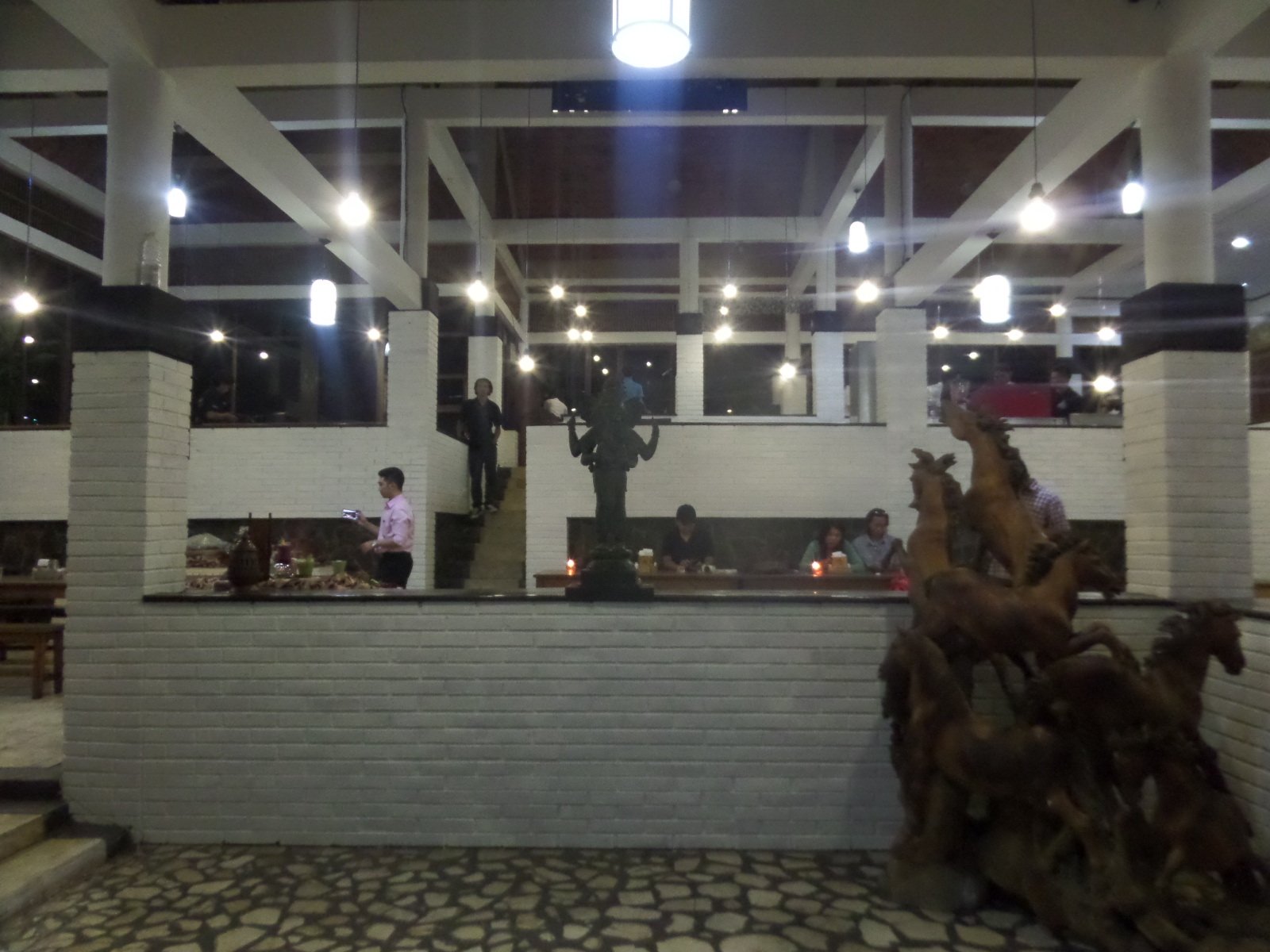 Interior Kedai Kopi Chang. (suara.com/Dinda Rachmwati)