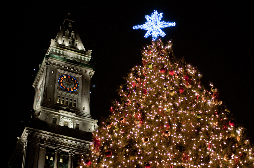 Pohon Natal di Boston. (Flickr CC: Eric Kilby)